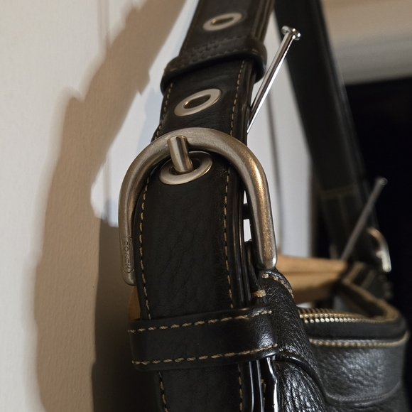 Vintage Coach Black Leather Shoulder Bag with Elegant Silhouette - Picture 3 of 10